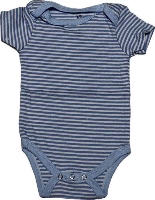 Body manga corta azul celeste con franjas blancas 3-6 meses